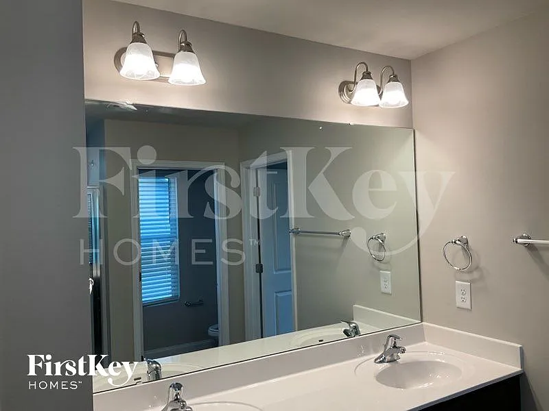 3 bed, 2.5 bath, 1881 sqft, $2,660 — Photo 3