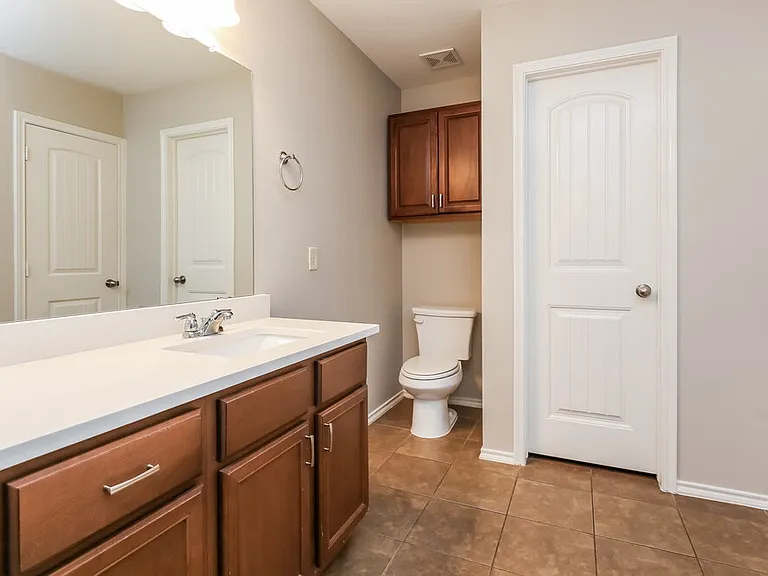 2116 Meadow View Dr — Photo 8