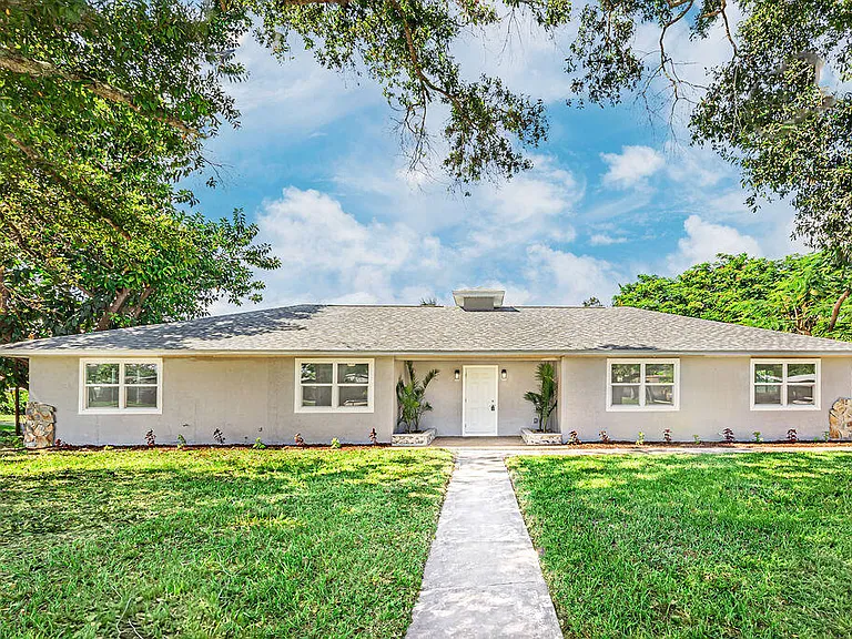 300 Riomar Dr — Photo 1