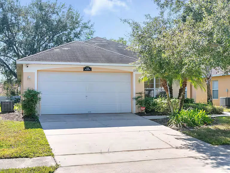 1095 Seasons Blvd — Photo 2