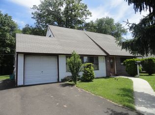 11 Cobalt Ridge Dr N, Levittown, PA 19057