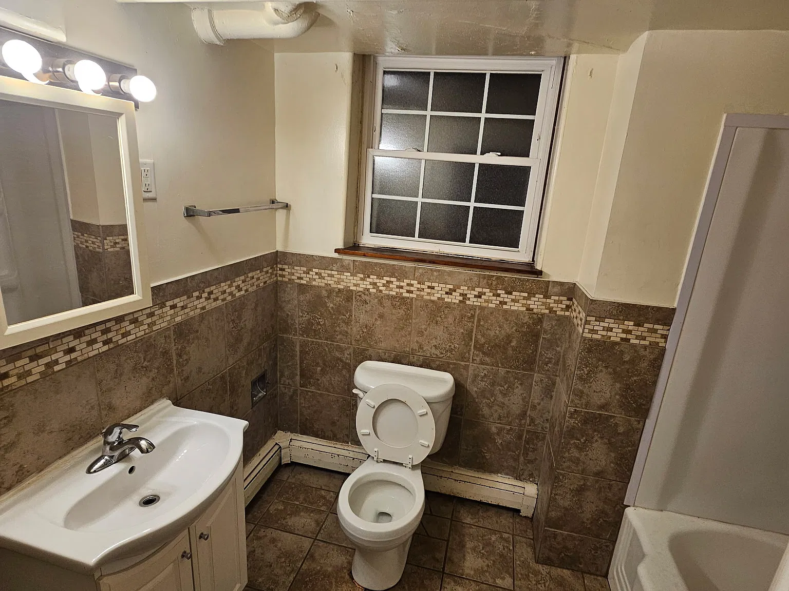 319 W Columbia Avenue — Photo 3