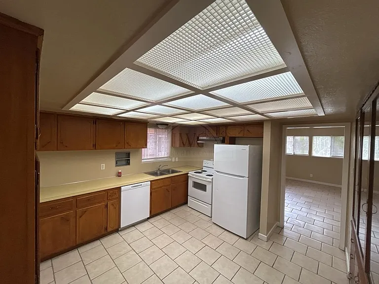 1814 Crestridge Dr — Photo 5