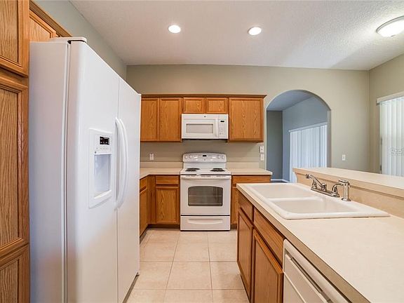3rd image of 826 Abbeville Ct