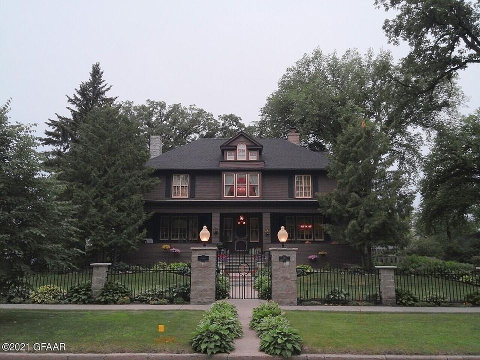 1st image of 715 Labree Ave N