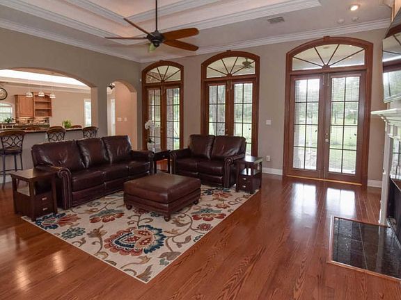 5th image of 396 Rosemount Dr