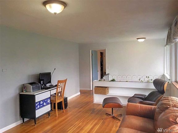 4th image of 2918 39th Ave NE