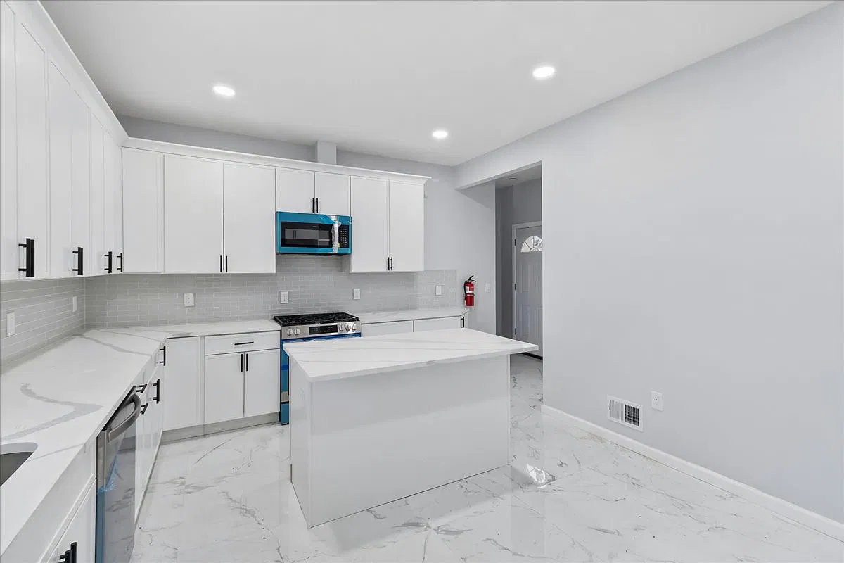 3 bed, 2000 sqft, $4,900 — Photo 2
