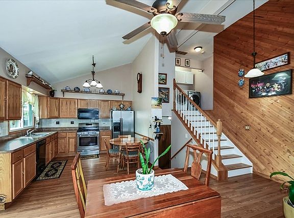4th image of 30W165 Maplewood Ct