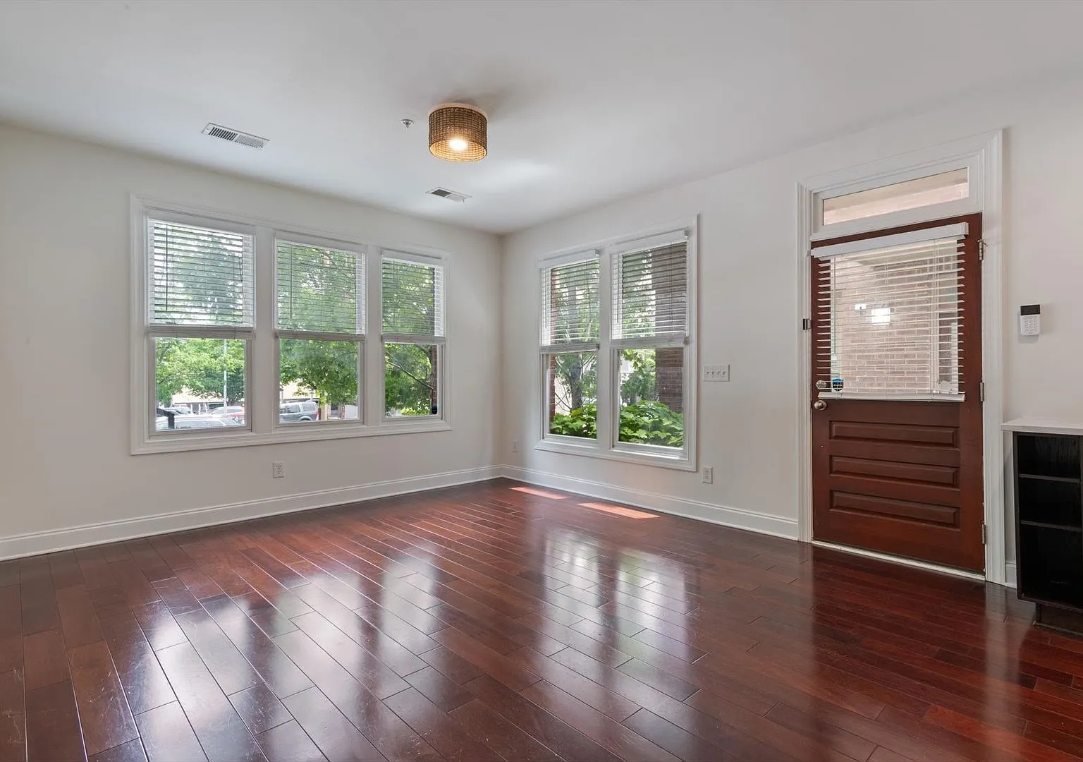 Germantown Modern Living! — Photo 2