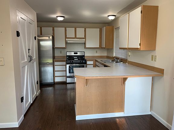 SS Appliances and large Pantry