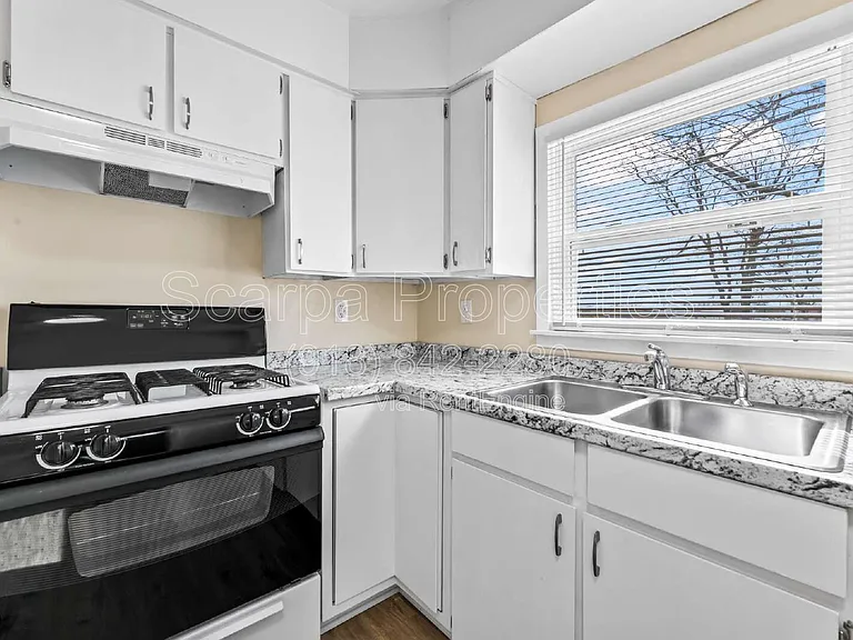 921 W Midway St — Photo 9
