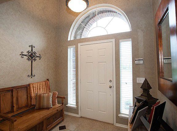 Spacious, open entryway