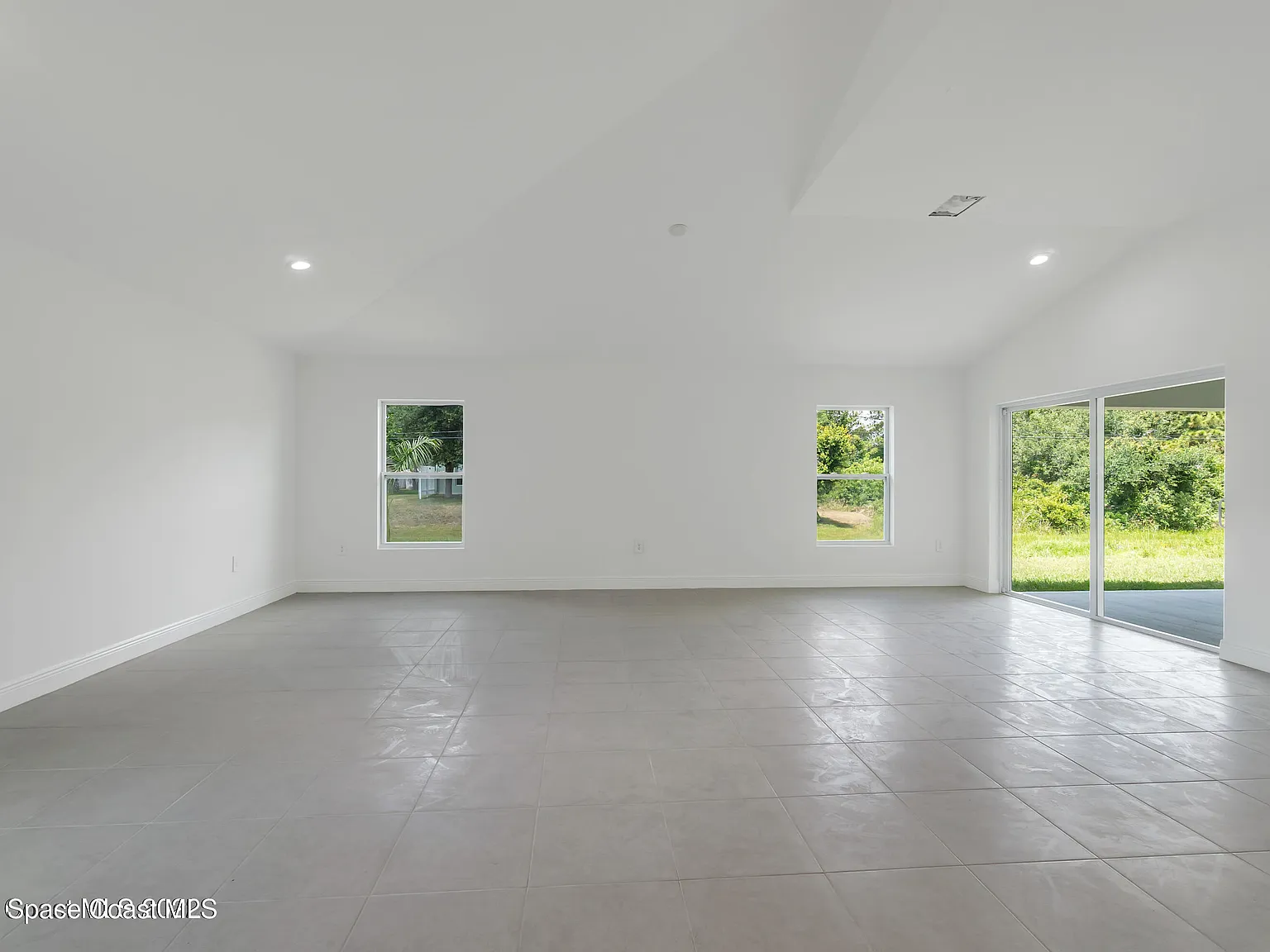 3 bed, 2.0 bath, 1800 sqft, $2,300 — Photo 3