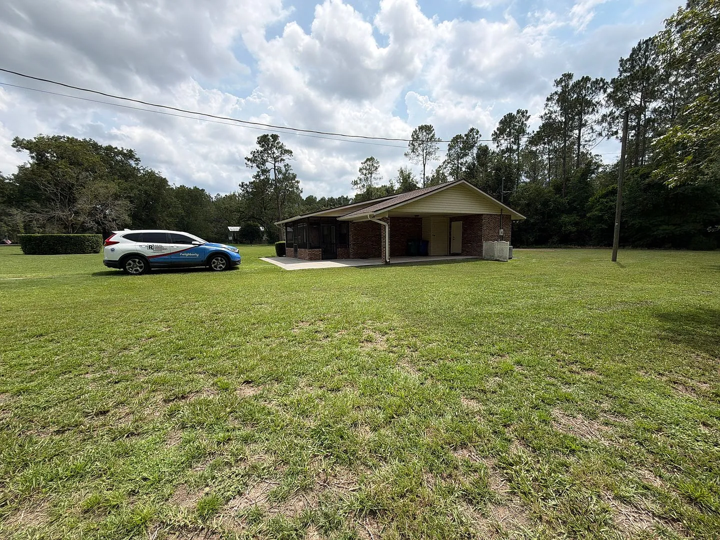 Newly renovated, new painted on large lot - mowing included in rent! — Photo 4