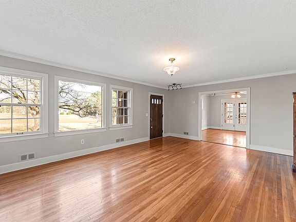 3rd image of 1348 3rd St SE