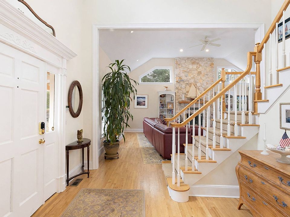 11 Mountain Laurel Ln, Southampton, NY 11968 | Zillow