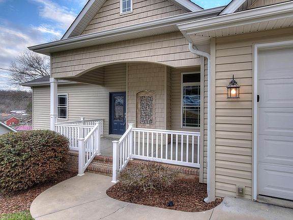 4th image of 102 Parker Dr