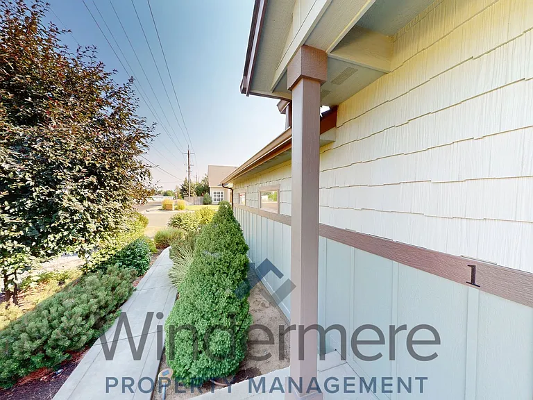 808 NE Bunky Ln — Photo 3