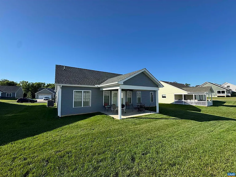 179 Langley Dr — Photo 2