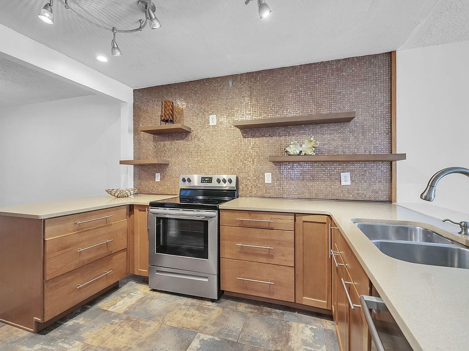 1st image of 800 Bay Dr APT 5