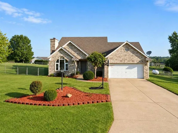 1949 E Woodside Village Dr, Connersville, IN 47331