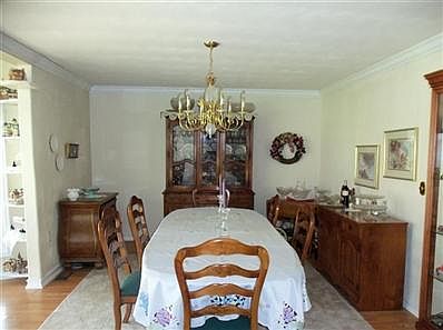 4th image of 1800 Woodlawn Dr