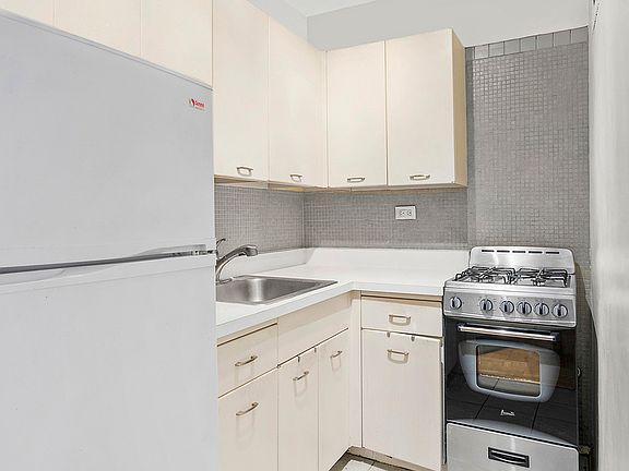 3rd image of 210 E 15th St APT 5P