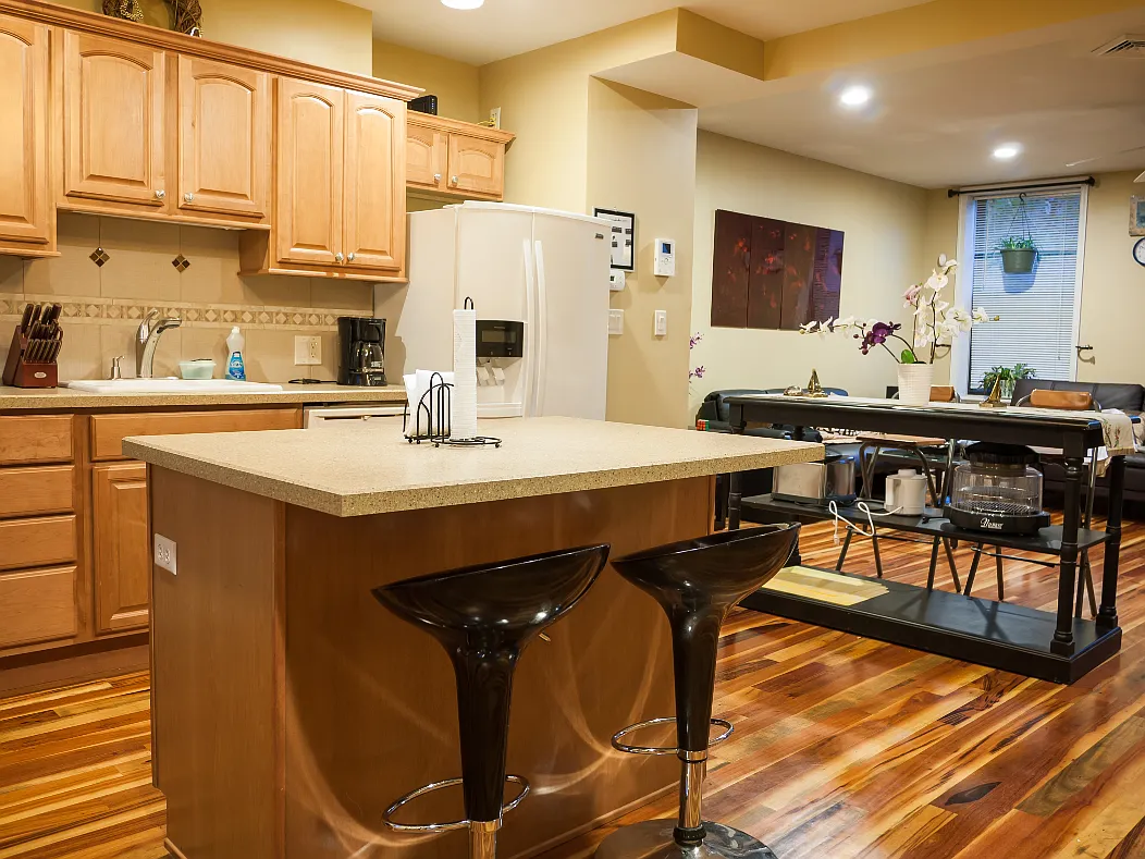 1 bed, 1.5 bath, 2400 sqft, $1,700 — Photo 2