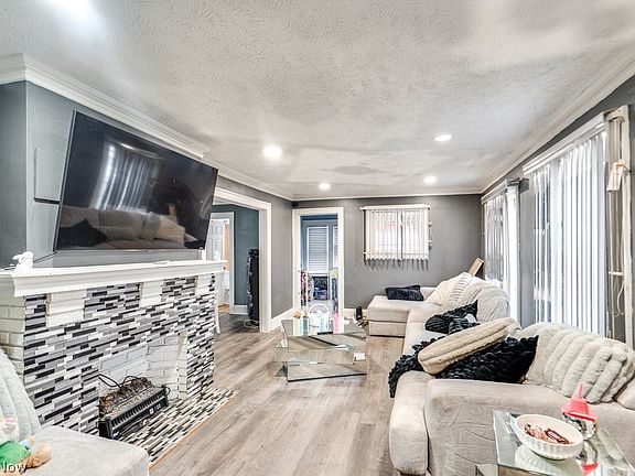 3rd image of 3130 E Overlook Rd