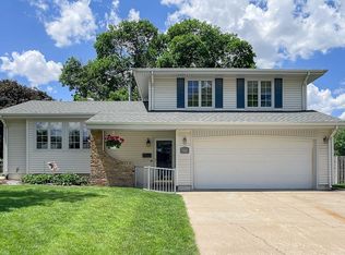 1104 Rousseau Ct, Papillion, NE 68046