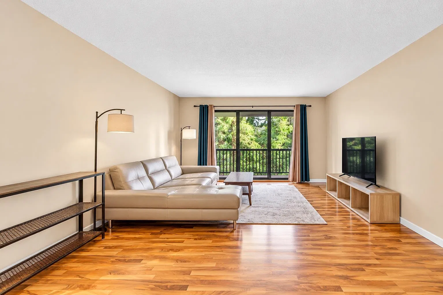 2 bed, 958 sqft, $1,900 — Photo 1