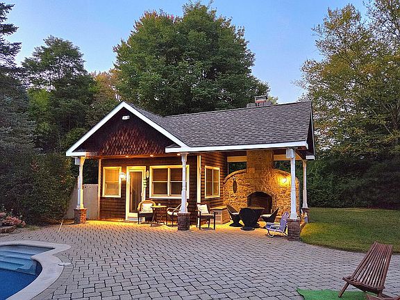 Cabana with bathroom