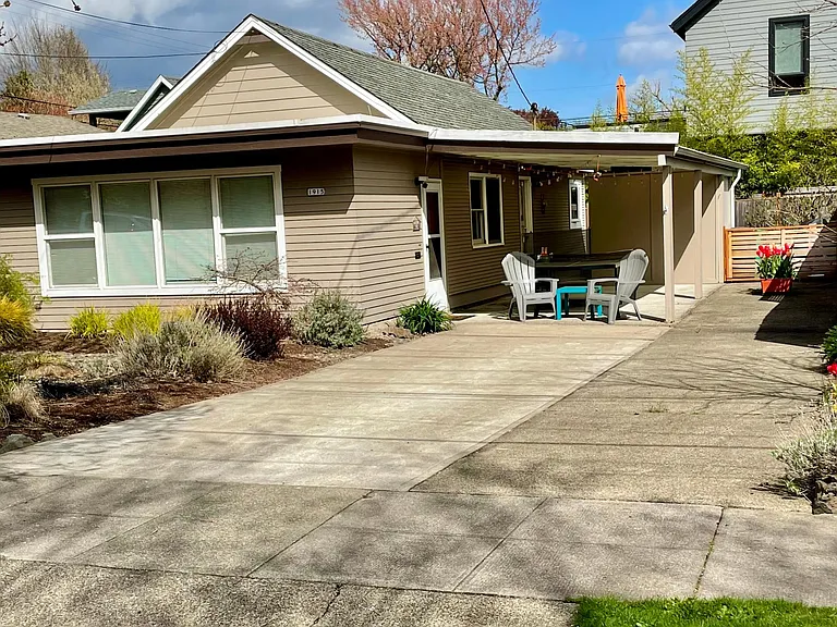 1915 SE Lexington St — Photo 1