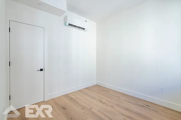 Rented by EXR | media 9