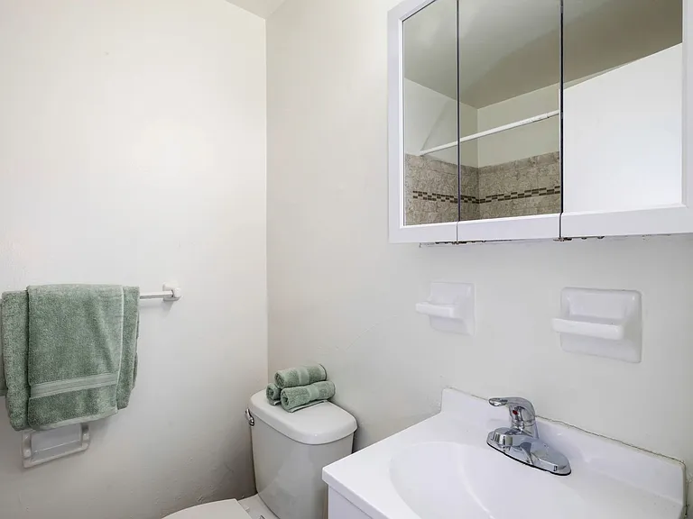 Karen Court Apartments — Photo 21