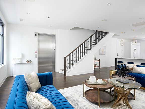 3rd image of 668 N Kingsbury St #06