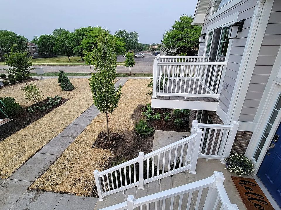 Deck outlooking the front porch