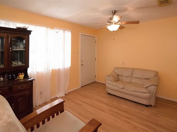 3rd image of 1002 E Eistetter St