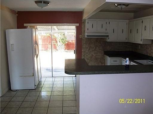 3rd image of 941 SW 82nd Ter