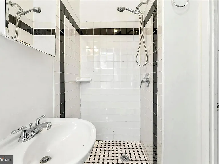 1818 Catharine St #1F — Photo 14