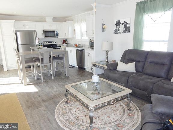 3rd image of 124 Parkside Ct