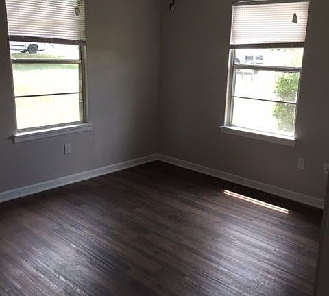 3rd image of 104 W Truman Ave