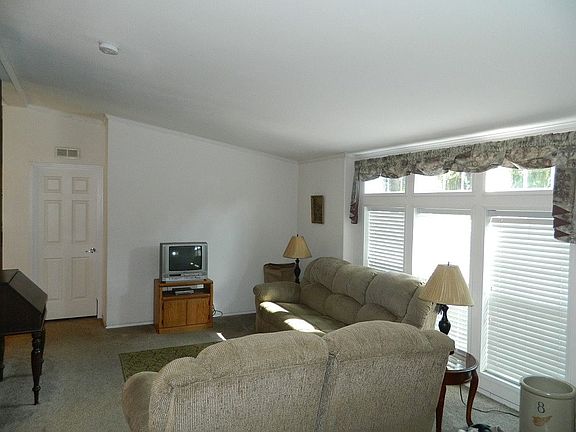 3rd image of 607 School St SE