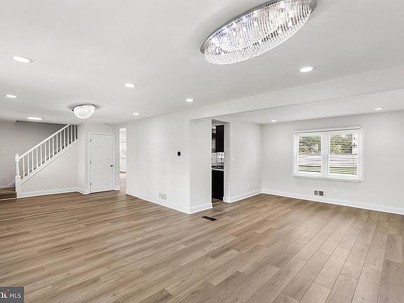 3rd image of 7 Oaken Ln