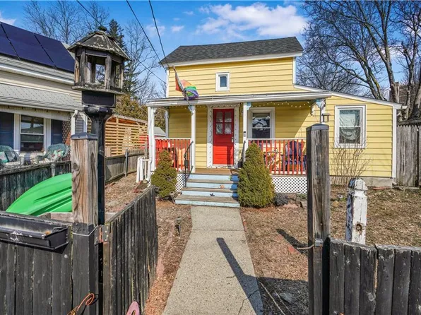 57 Washington Ave E, Riverside, RI 02915