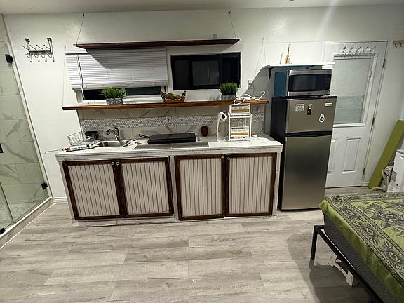 4th image of 8701 Farralone Ave