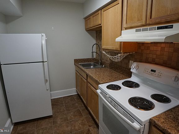 4th image of 804 Cathedral St APT 9