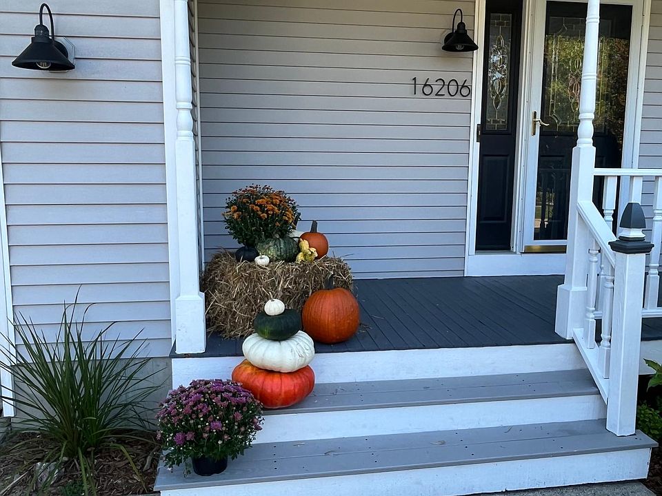 Welcoming front porch!