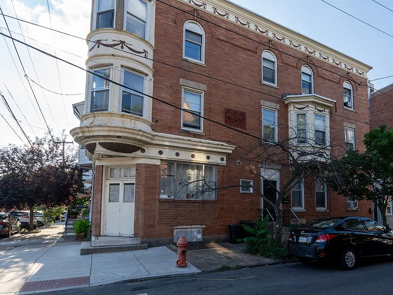 1601 Jackson 2nd Blvd — Photo 2